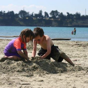 kids-enjoying-caroline-bay-flash-photography